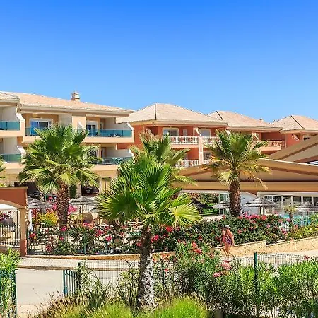 Aldeamento Turístico Lakeside Country Club - Turísticos 4*